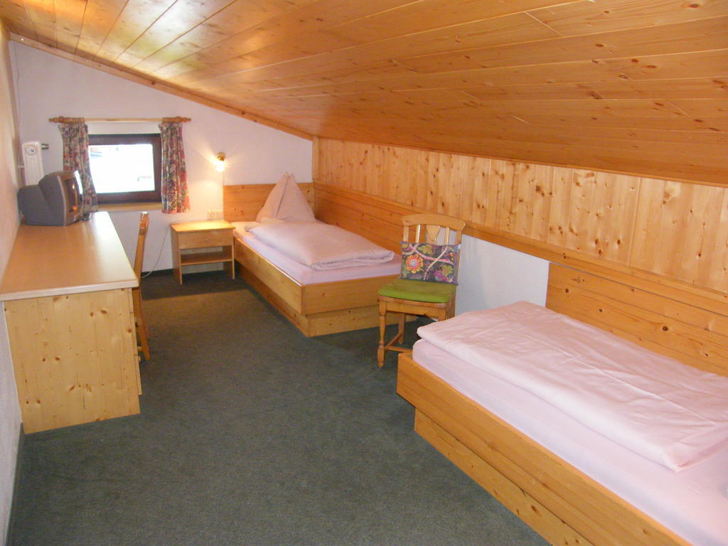 Katharina'S Sleepover - Budget Holiday Home Kaprun Room photo